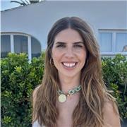 Profesora graduada en ADE especializada en administración  y asignaturas relacionadas con empresa y comercio.